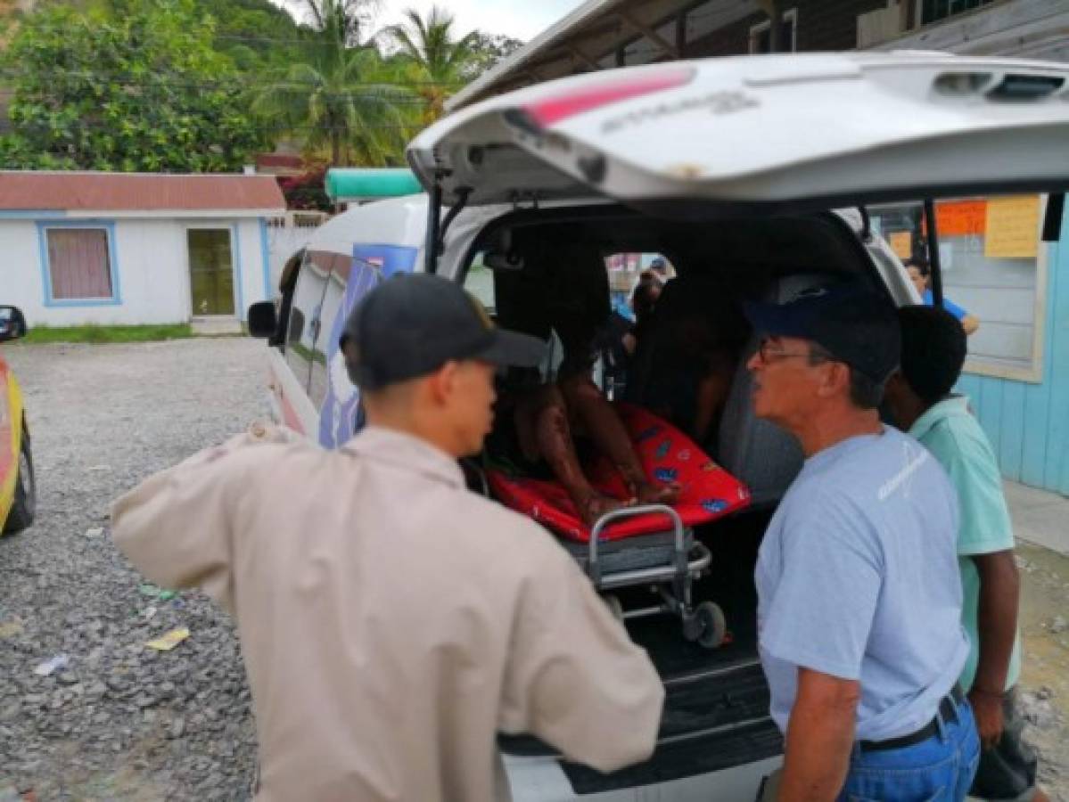 Inmediatamente fueron traídos de Guanaja en una lancha ambulancia con destino al hospital de Roatán. (Foto: Bomberos HN)