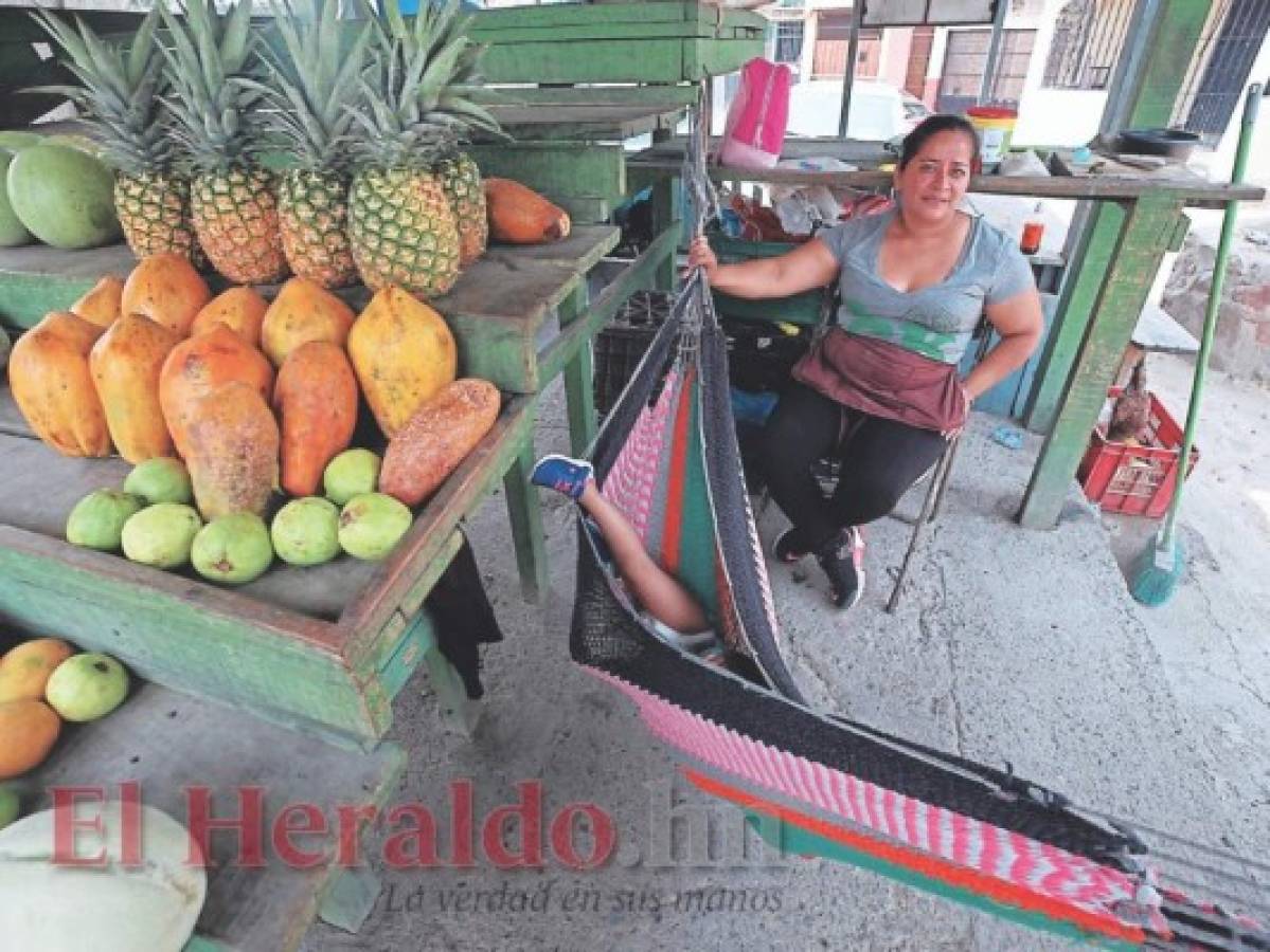 Dunia Hernández, vendedora de frutas en la colonia El Carrizal.