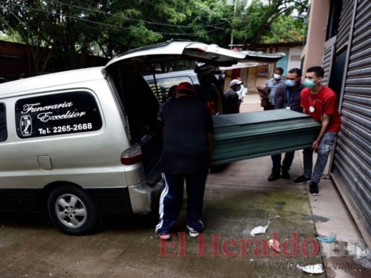 Retiran cuerpos de madre e hija asesinadas en la colonia Arturo Quezada