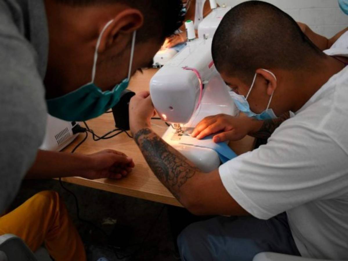 Jóvenes expandilleros cosen mascarillas en Guatemala para enfrentar coronavirus