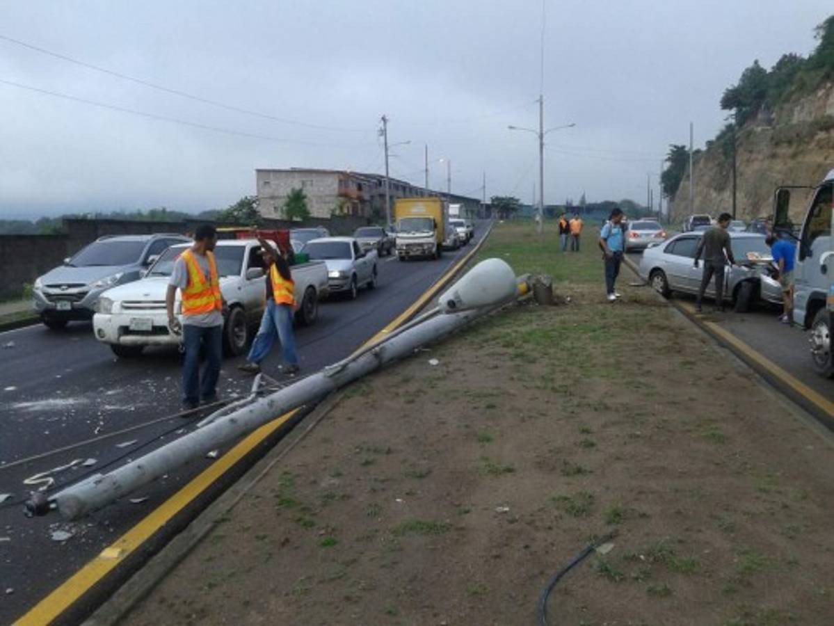 Carro impacta contra poste en anillo periférico