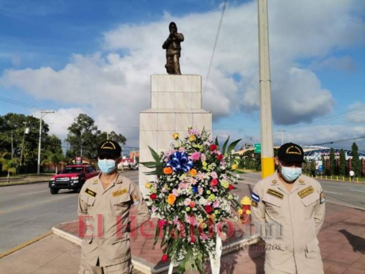 Junto a la música de la banda se entregó un ramo floral.