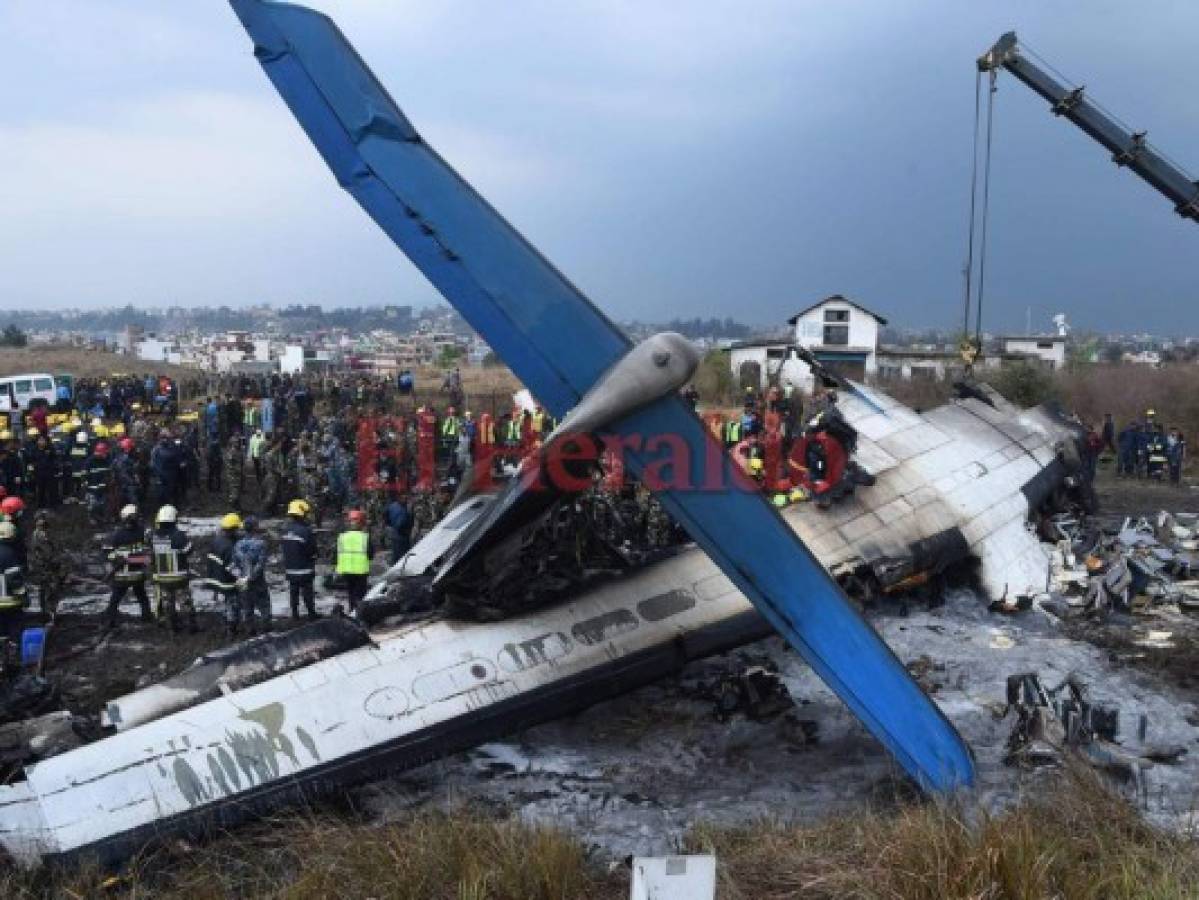 Al menos 40 muertos tras accidente de avión en Nepal; iba a aterrizar y se incendió