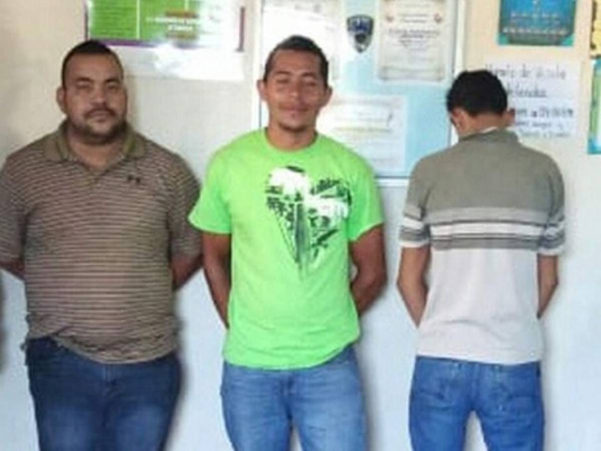 Los presuntos coyotes detenidos este martes en la zona sur de Honduras.