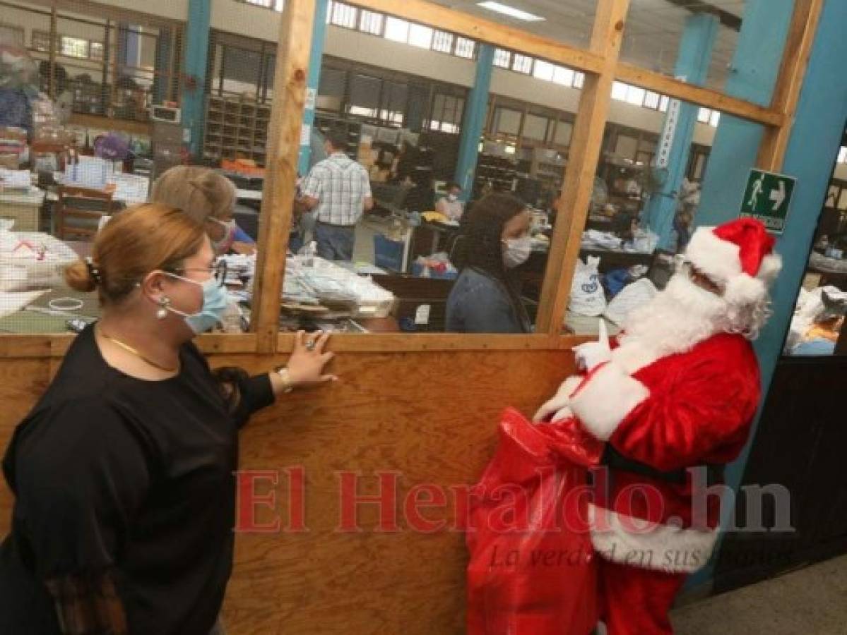 Santa Claus aprovechó su visita a Honducor para dar indicaciones a sus asistentes en la ciudad capital. Foto: Efraín Salgado/El Heraldo