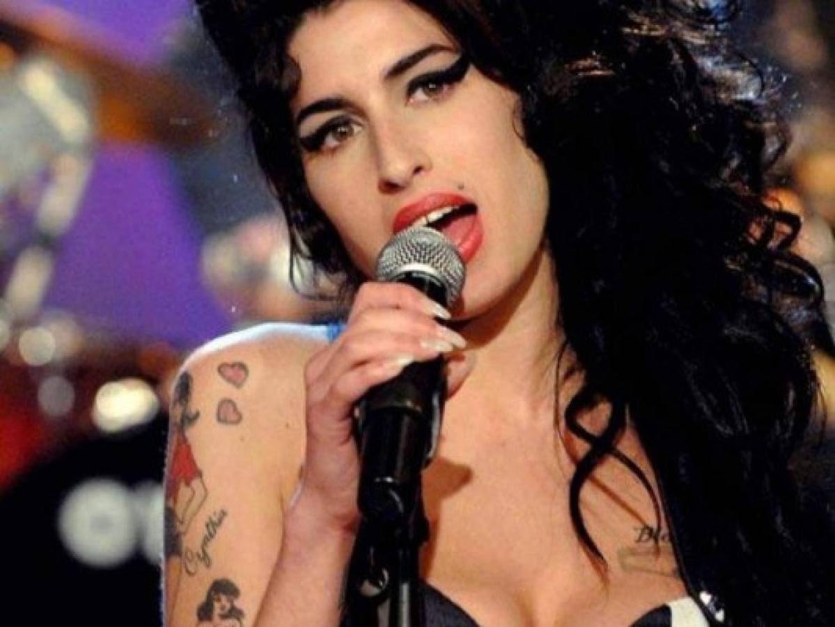 Padre de Amy Winehouse: 'Su espíritu llega y se sienta en el borde de la cama'