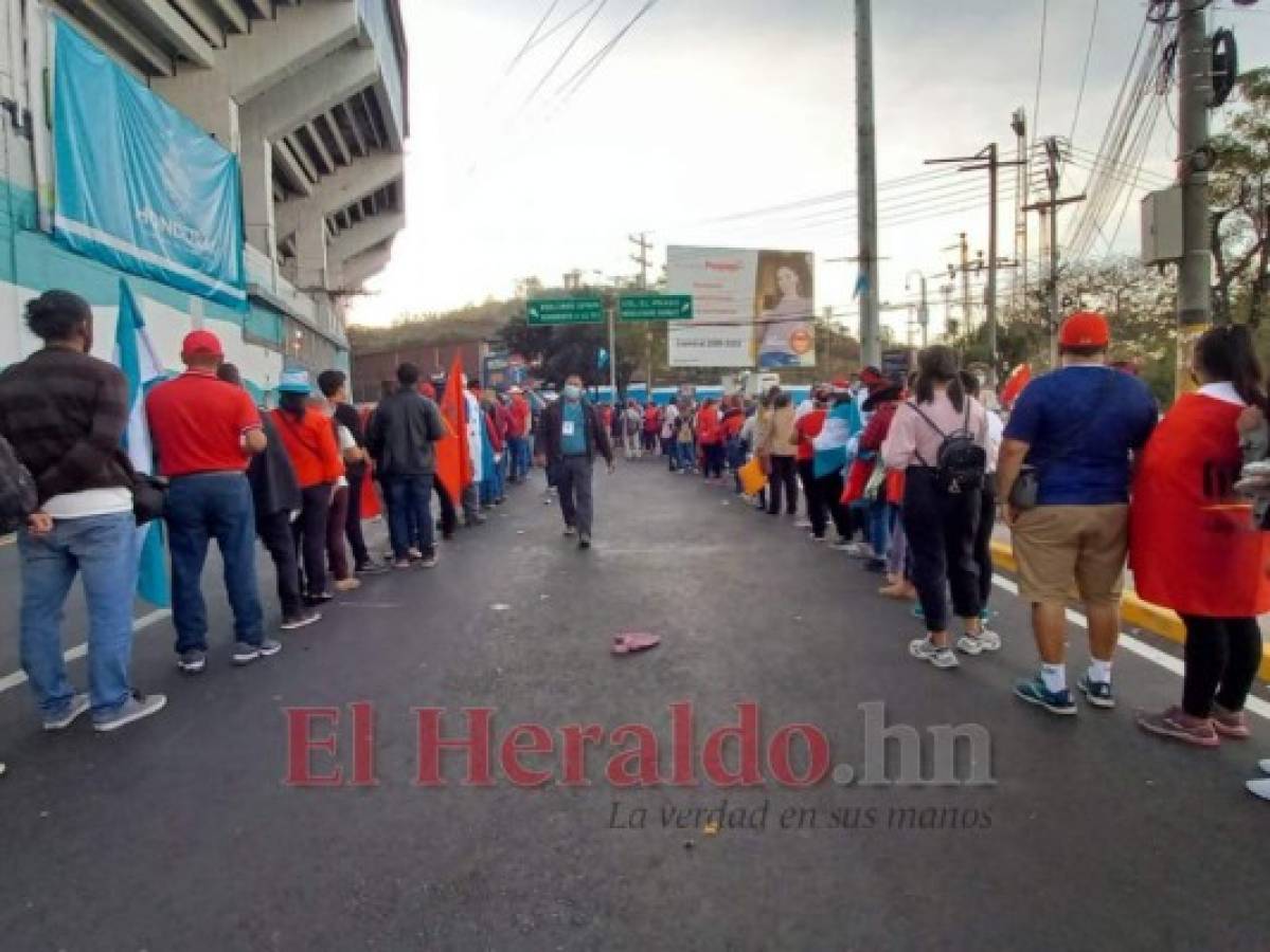 Largas filas y en completo orden, hondureños madrugaron para ingresar al Estadio Nacional