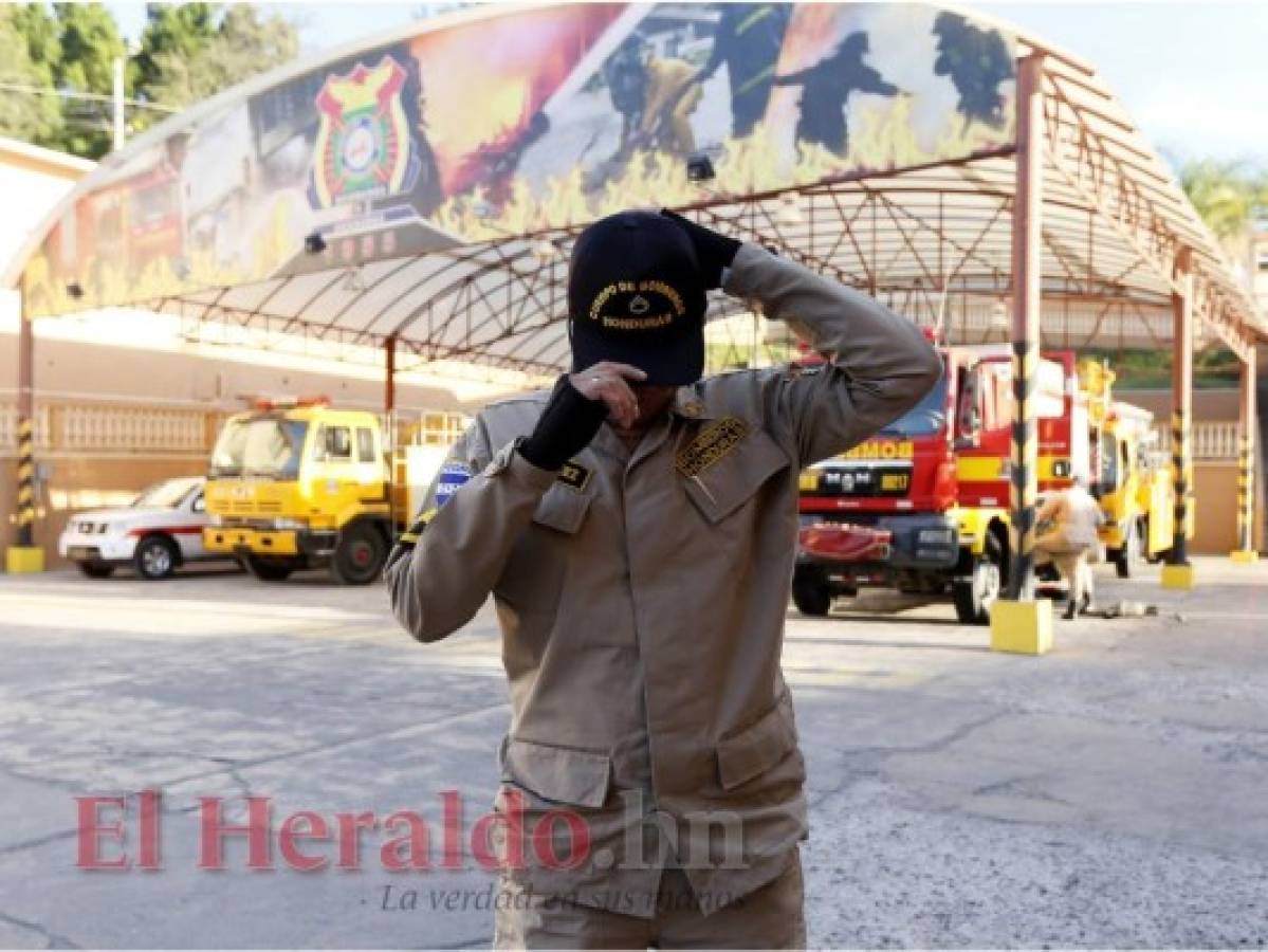 En joven apagafuegos en la central de bomberos.