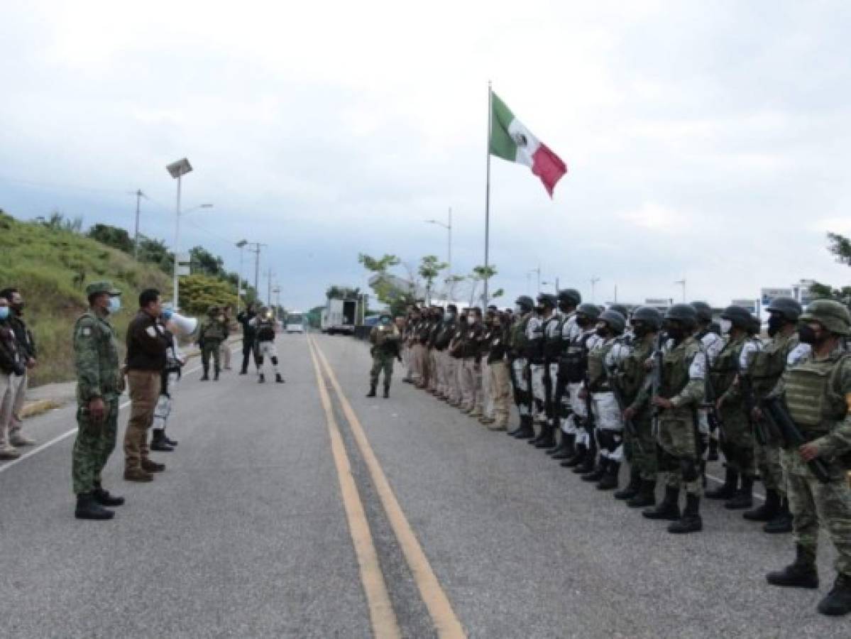 México despliega militares y agentes migratorios para contener caravana  