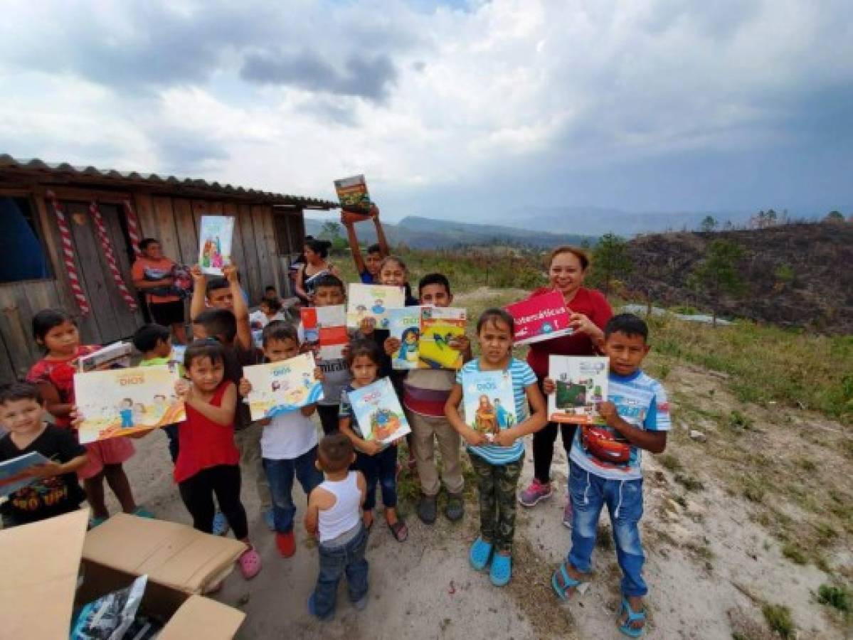 Niños de El Zurzular ya tienen uniformes