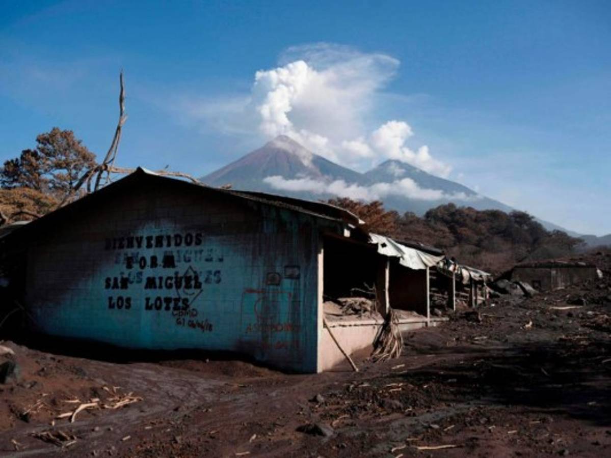 Tres volcanes activos mantienen en alerta a Guatemala