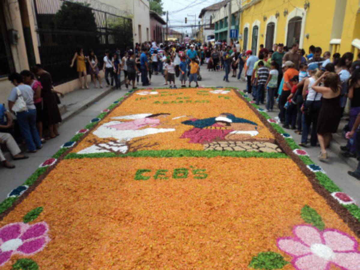 Comayagua vuelve a maravillar a propios y extraños con sus magníficas alfombras