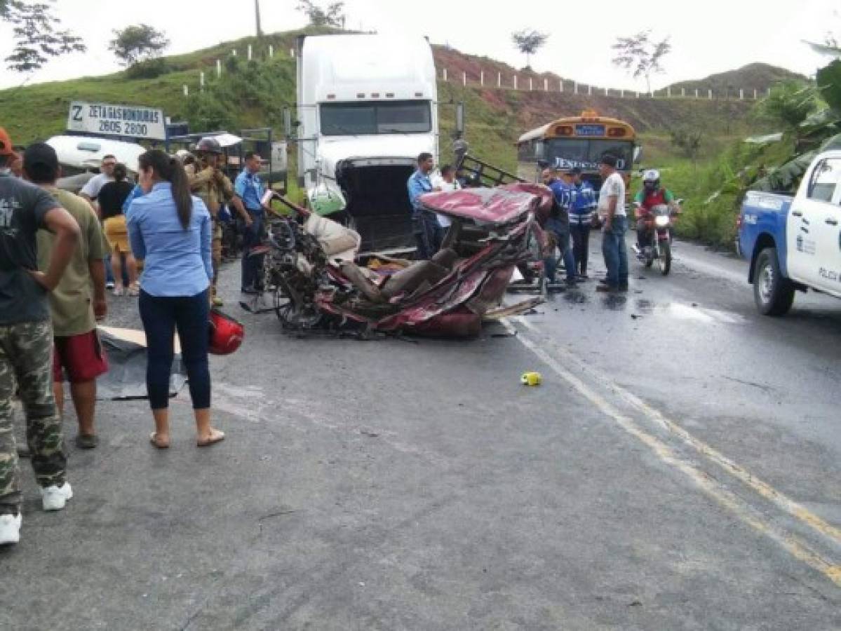 Cuatro personas muertas y al menos seis heridas en fatal accidente de tránsito en Tela, Atlántida
