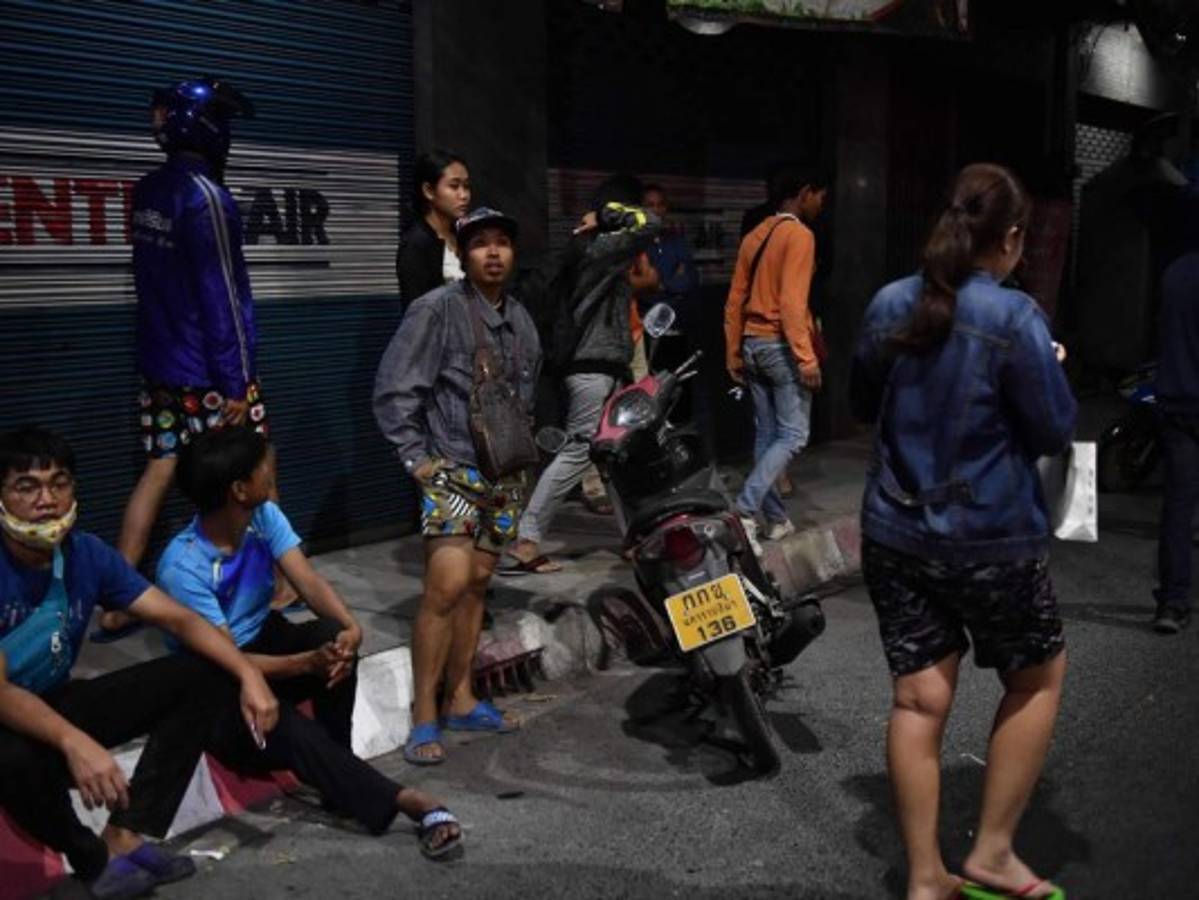 Evacúan a personas atrapadas en centro comercial de Tailandia tras matanza