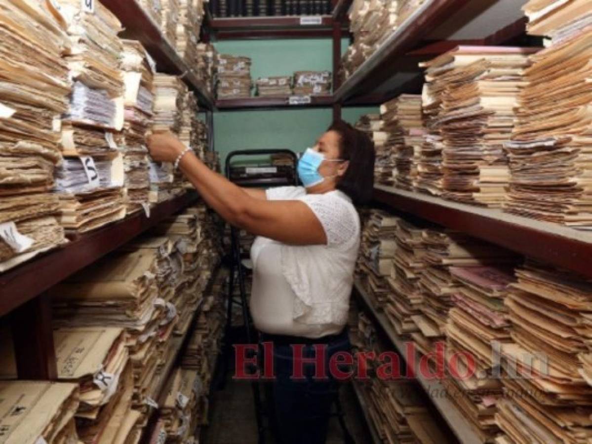 Según las autoridades, la empresa solo llegó y les dijo que hacia ese trabajo gratis y le cedieron todos los archivos. Foto: Marvin Salgado/El Heraldo
