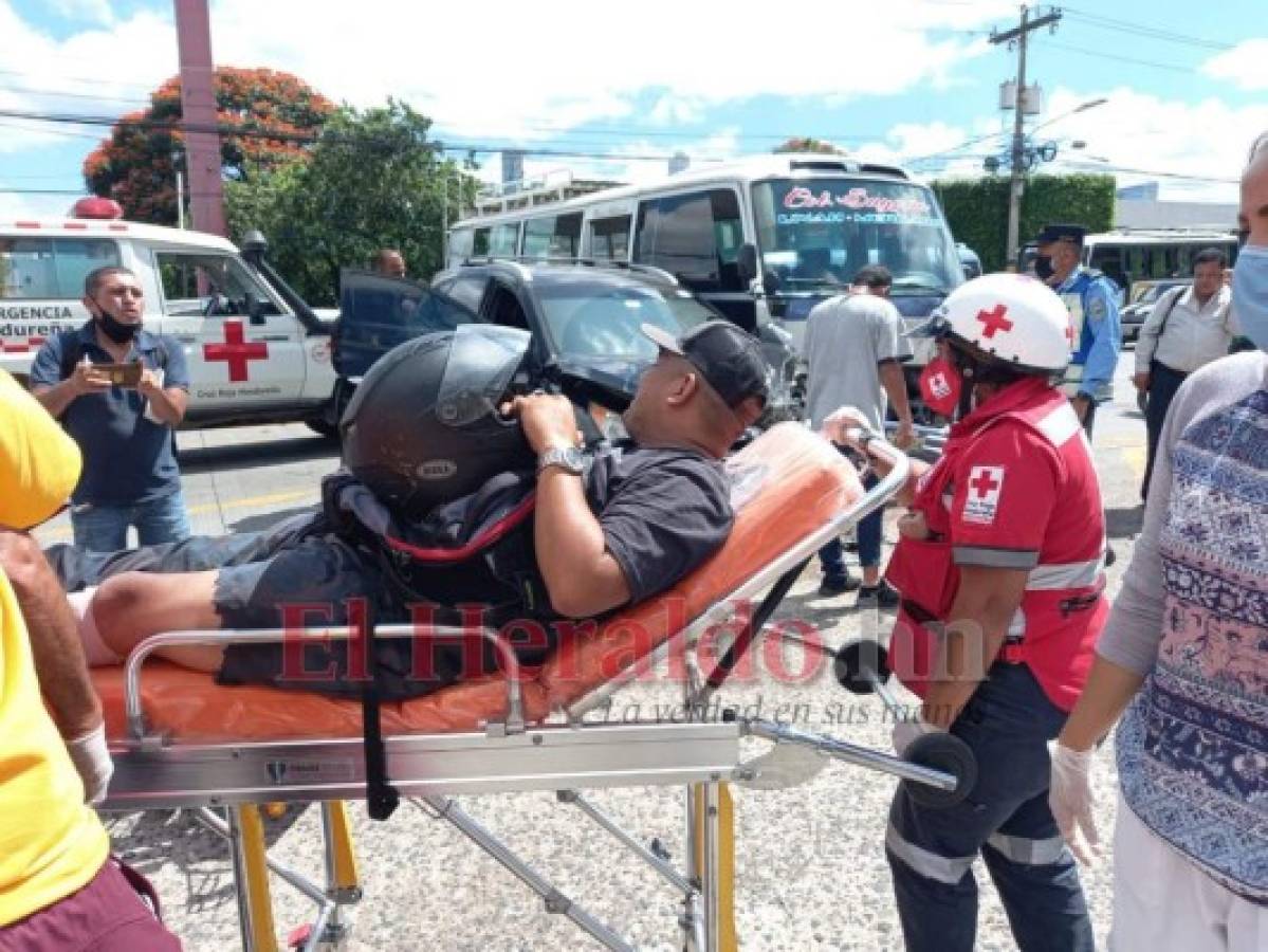 Elementos de la Cruz Roja Hondureña atendieron a los heridos.