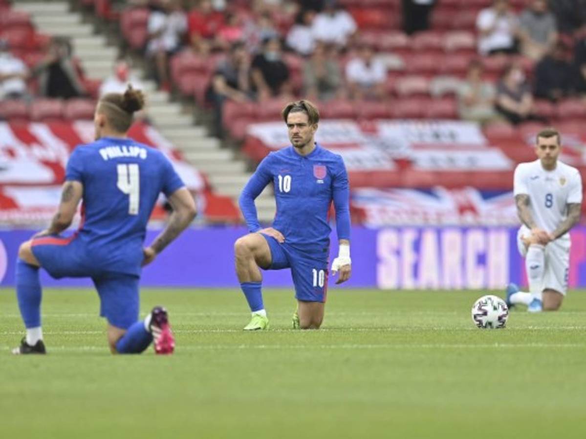 Inglaterra recibe abucheos por arrodillarse en amistoso