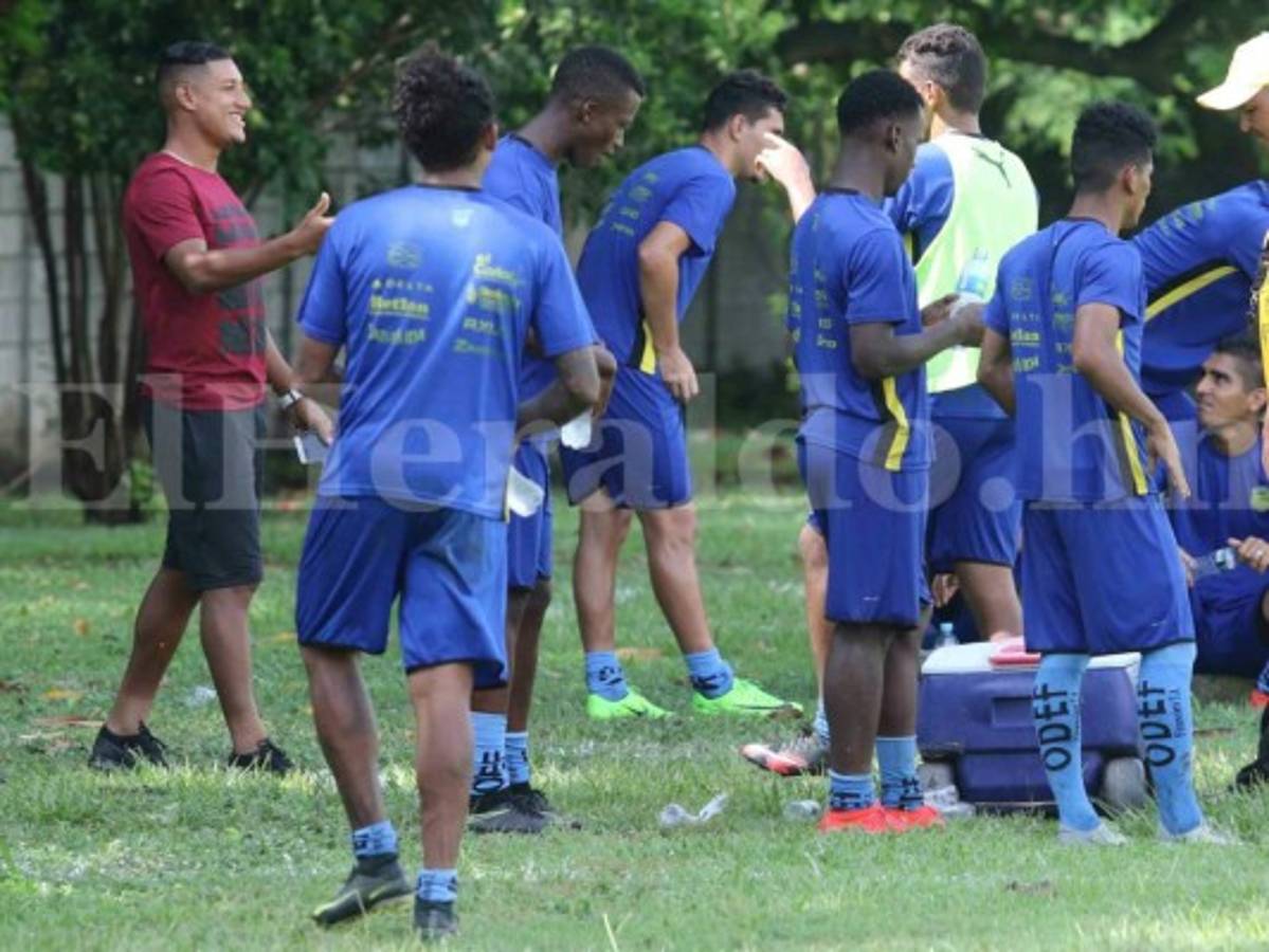 Bryan Acosta llegó a despedirse del plantel del Real España