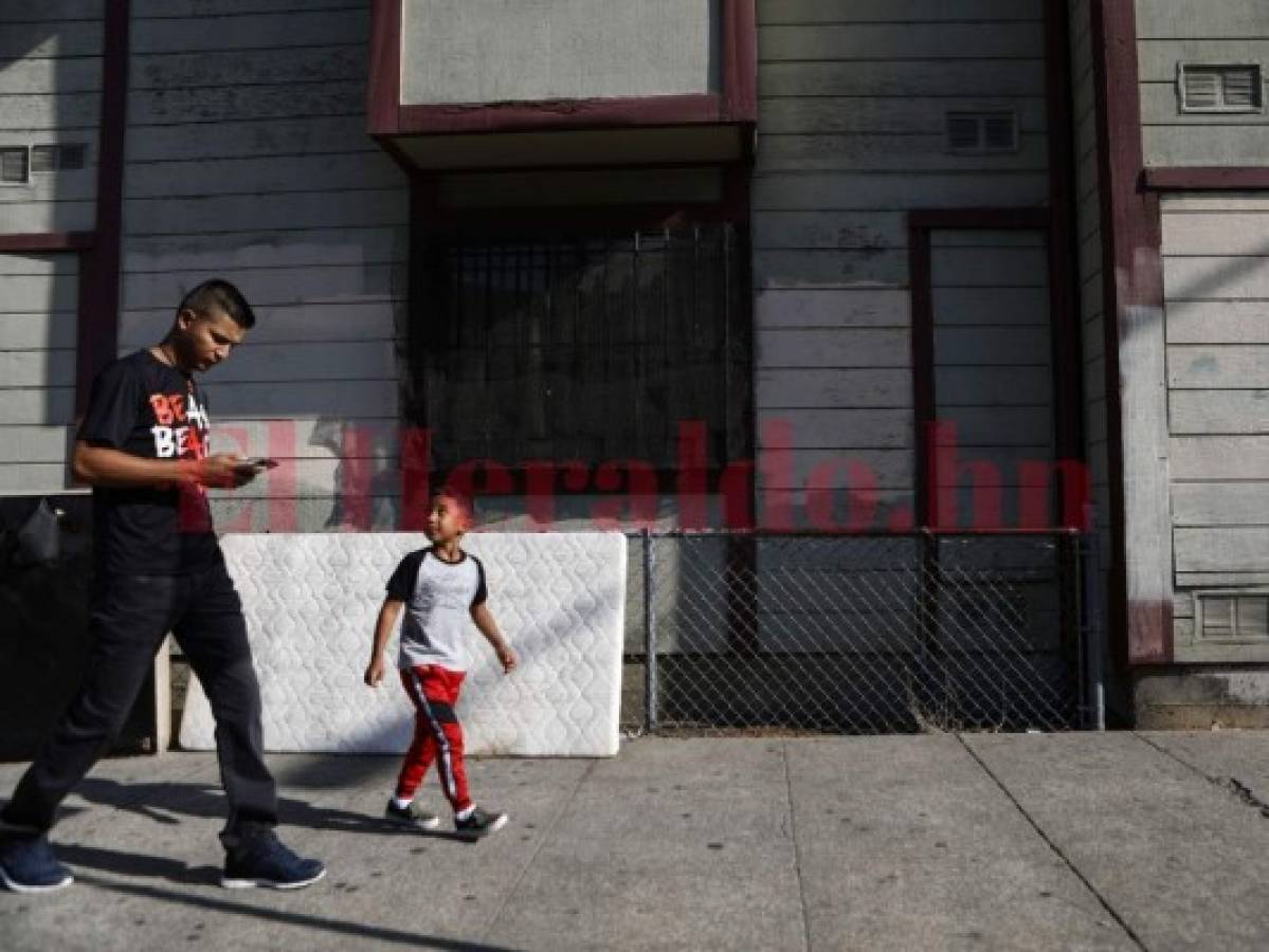 Padre hondureño y su hijo, que fueron separados en la frontera, luchan por un mejor futuro