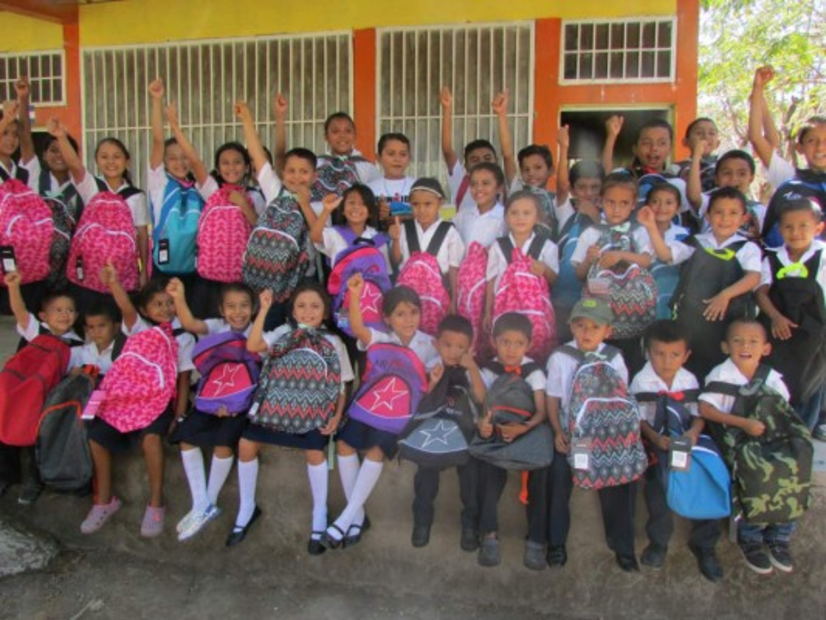 Con mochilas abrazamos a los alumnos de la Escuela Lempira de El Madreal Choluteca  