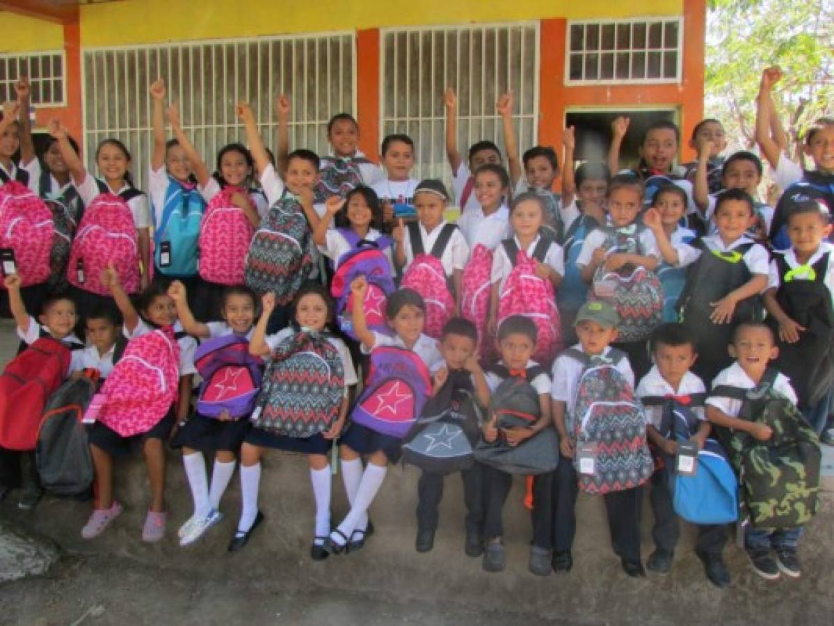 Con mochilas abrazamos a los alumnos de la Escuela Lempira de El Madreal Choluteca  
