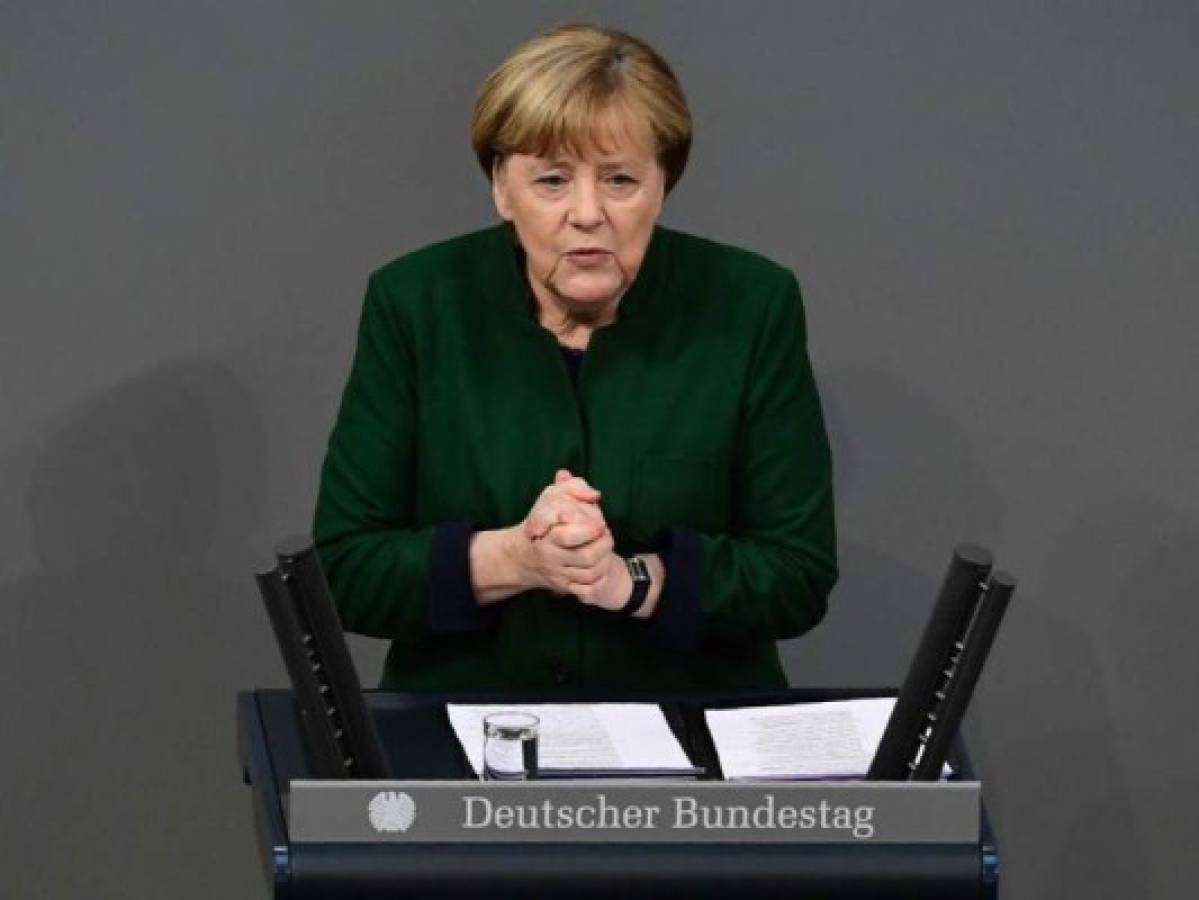 La canciller (presidenta en nuestro sistema) alemana Ángela Merkel se presentó este año para ser electa por un cuarto período presidencial en su país, en un hecho histórico y sin precedentes en Europa. Lo que impacta, es que la popularidad y el liderazgo de Merkel se mantienen sólidos entre la sociedad alemana según las encuestas. Merkel es una de las voces fuertes de la UE.