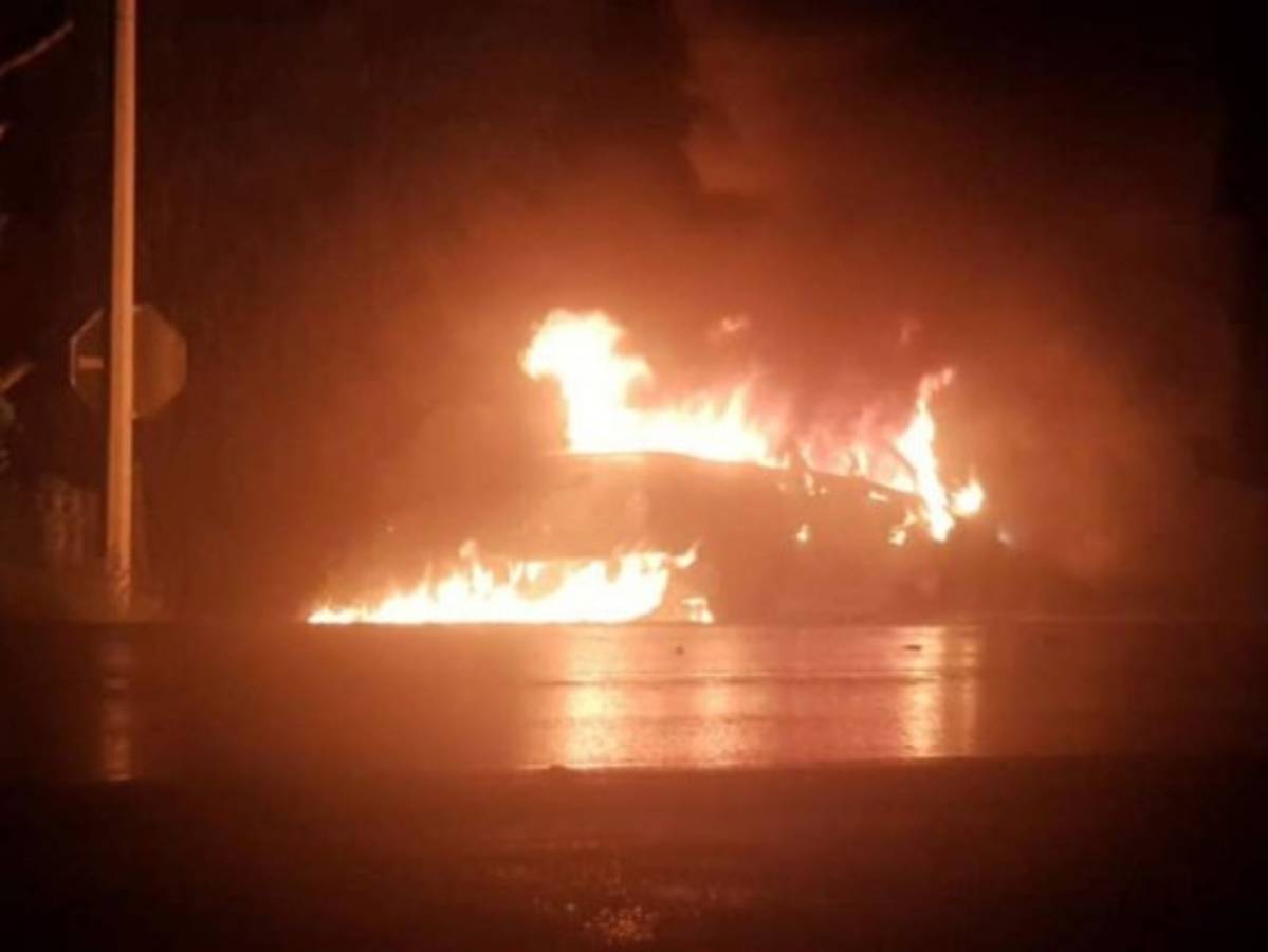 Los enfurecidos pobladores prendieron fuego a la unidad policial.