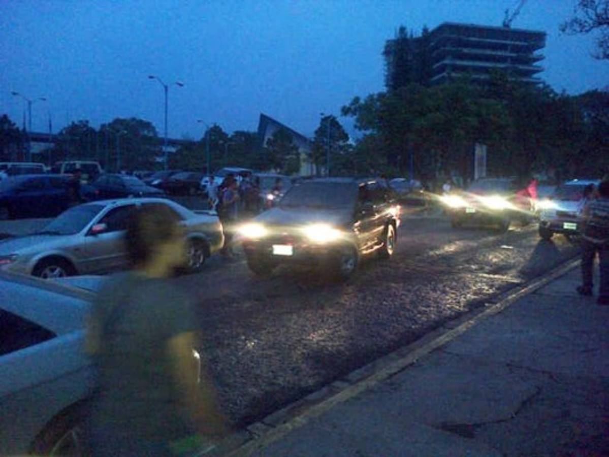 Fuertes lluvias causan inundaciones en calles y avenidas de Tegucigalpa