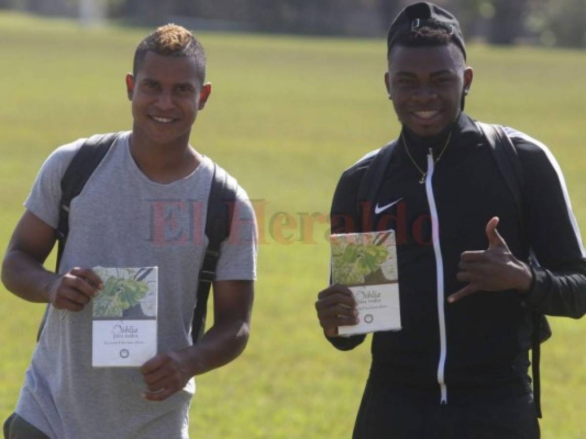 Regalan biblias a jugadores del Olimpia en Honduras