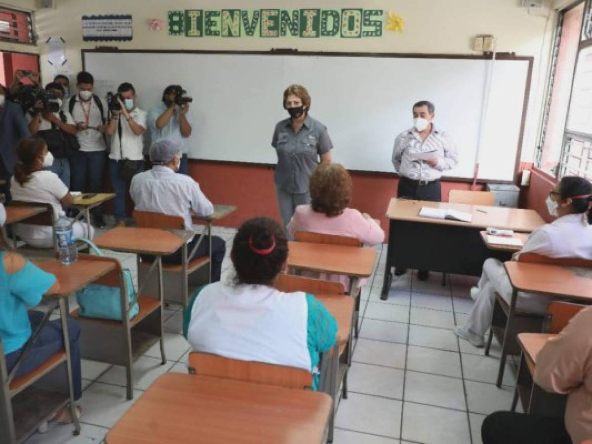 El Salvador: Estudiantes pueden volver a las aulas