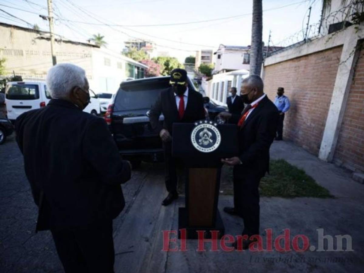 Desde la residencia de la presidenta Xiomara Castro se trasladó hacia el Estadio el nuevo atril de la mandataria.