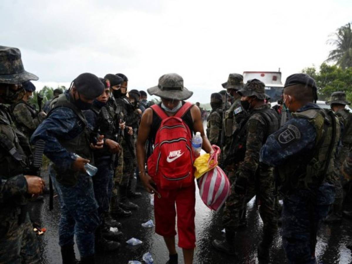 Retornan a más de un centenar de hondureños de la caravana migrante