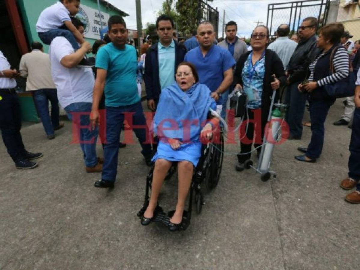 Primera mujer aspirante a la presidencia de Honduras ejerce el sufragio