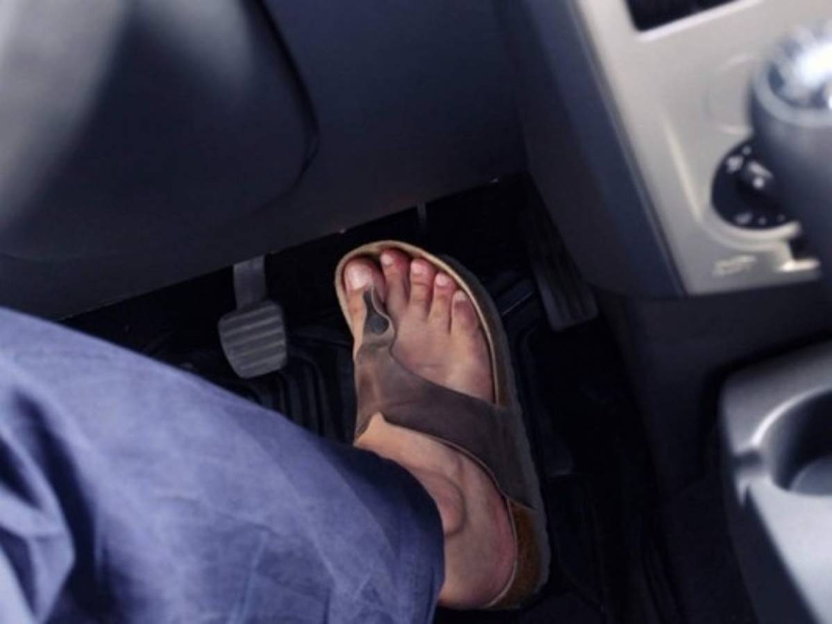 ¿Cuáles son los riesgos de conducir con los pies descalzos?