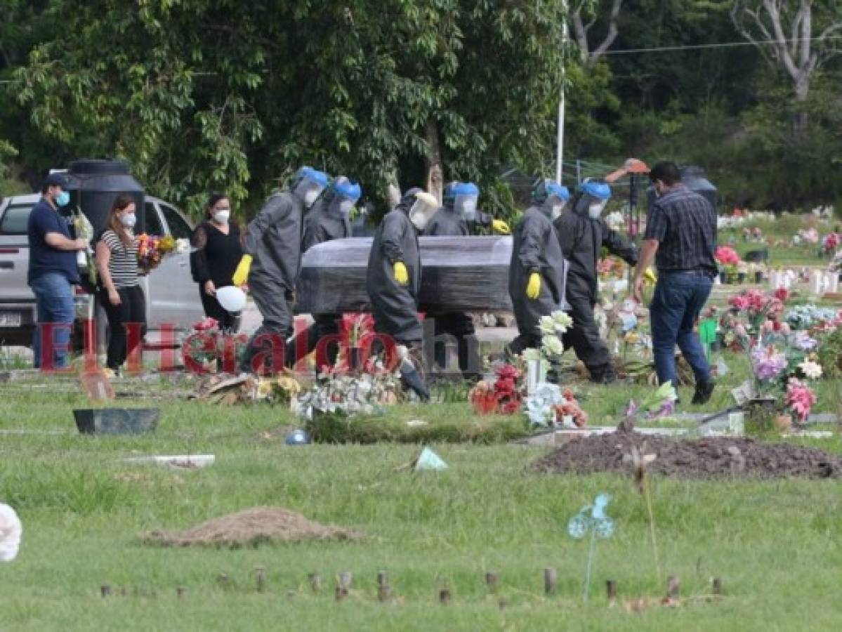 Momento en que se disponían a enterrar los restos del periodista. Foto: Estalin Irías/ EL HERALDO