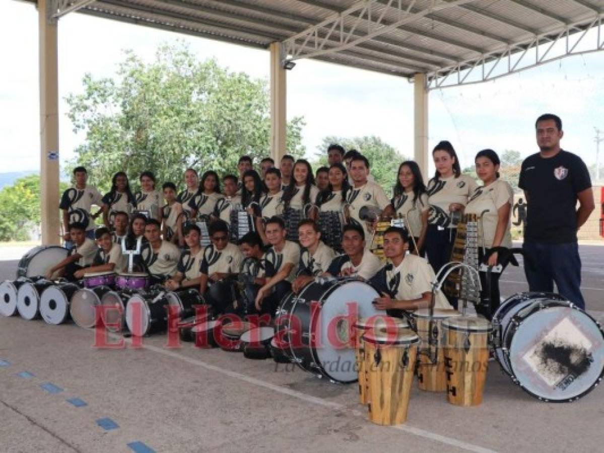 Estos son los 42 jóvenes de diferentes edades y secciones que integran la banda del ITH, junto al docente Walter Mejía. Foto: Eduard Rodríguez/ EL HERALDO