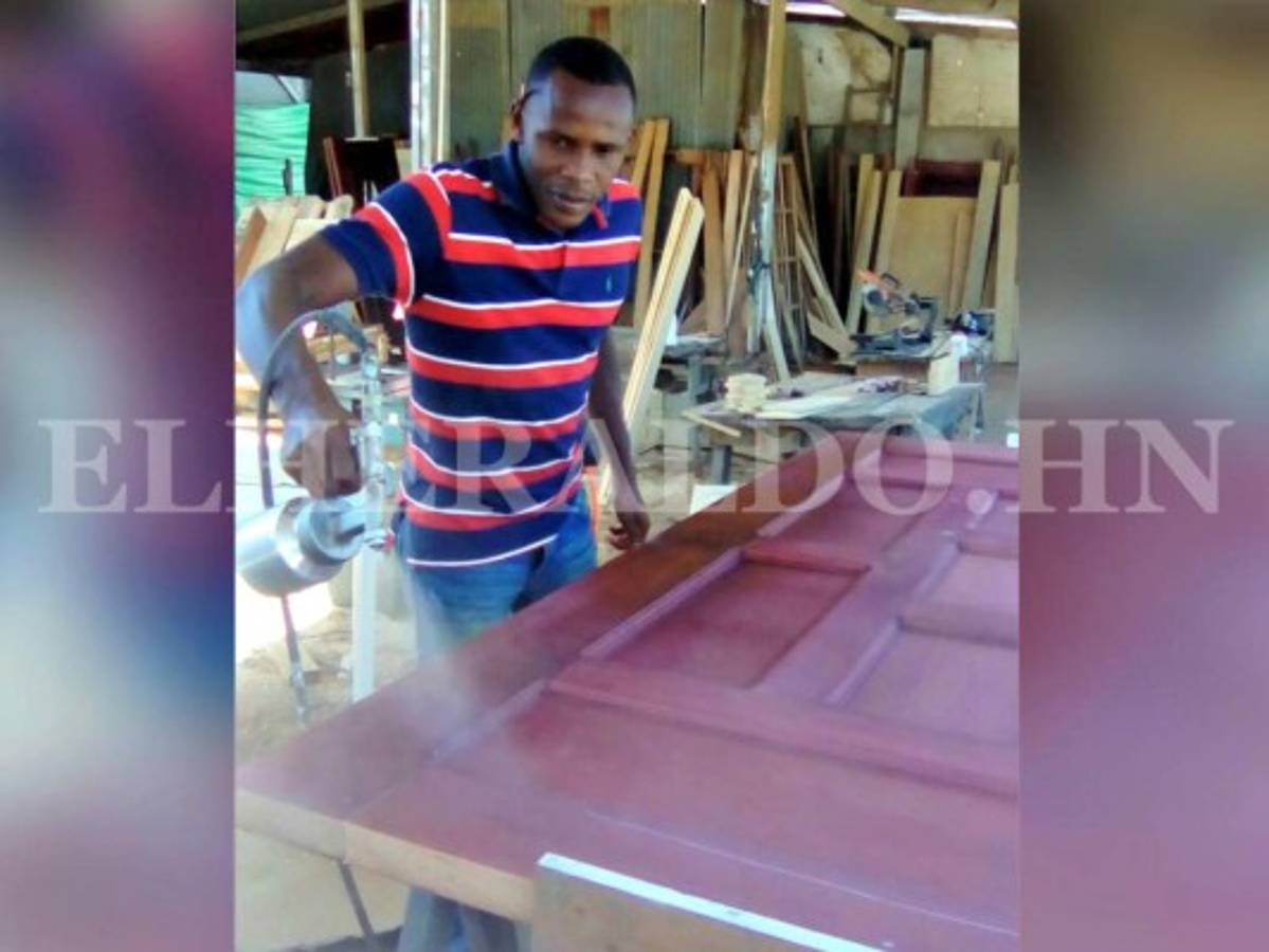 El defensa hondureño Dilmer Gutiérrez se refugia en la ebanistería