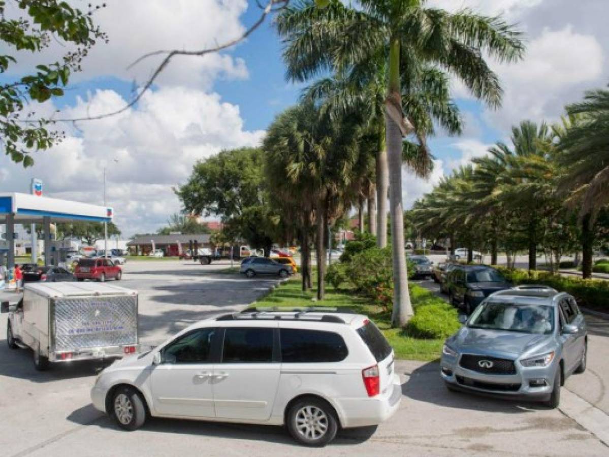 Tráfico y escasez de combustible dificultan éxodo masivo de Florida por huracán Irma