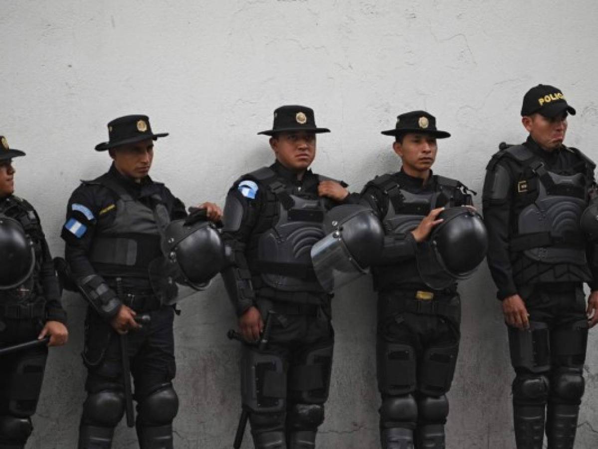 La policía antidisturbios hace guardia durante una protesta contra un acuerdo migratorio con los Estados Unidos frente a un hotel donde el Congreso se reúne temporalmente debido a la remodelación de su edificio en la Ciudad de Guatemala.
