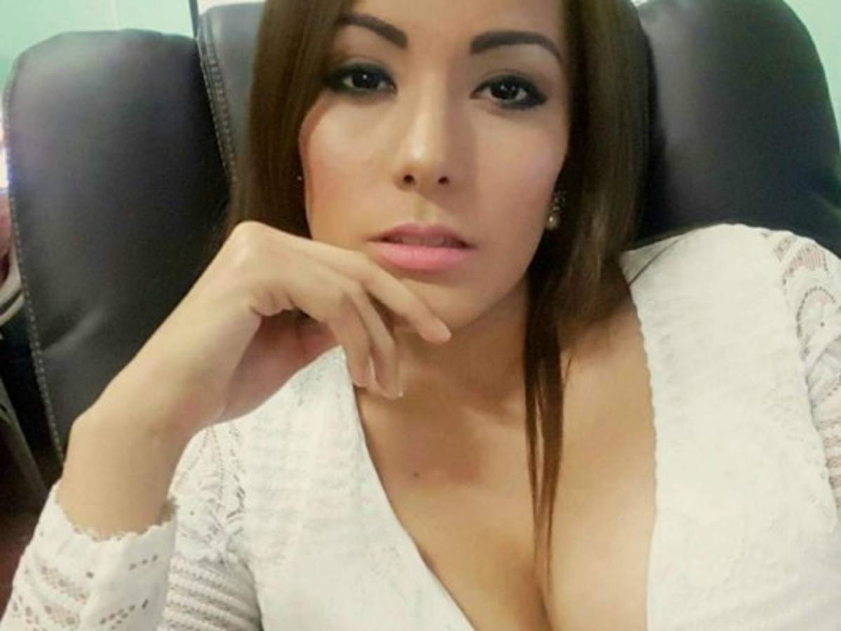 Elsa Oseguera posa junto a diploma de máster: 'Desde la Madre Patria directamente para tí'