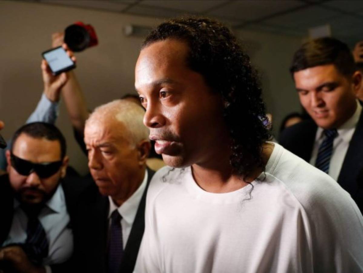 Ronaldinho comparece esposado en audiencia en Paraguay