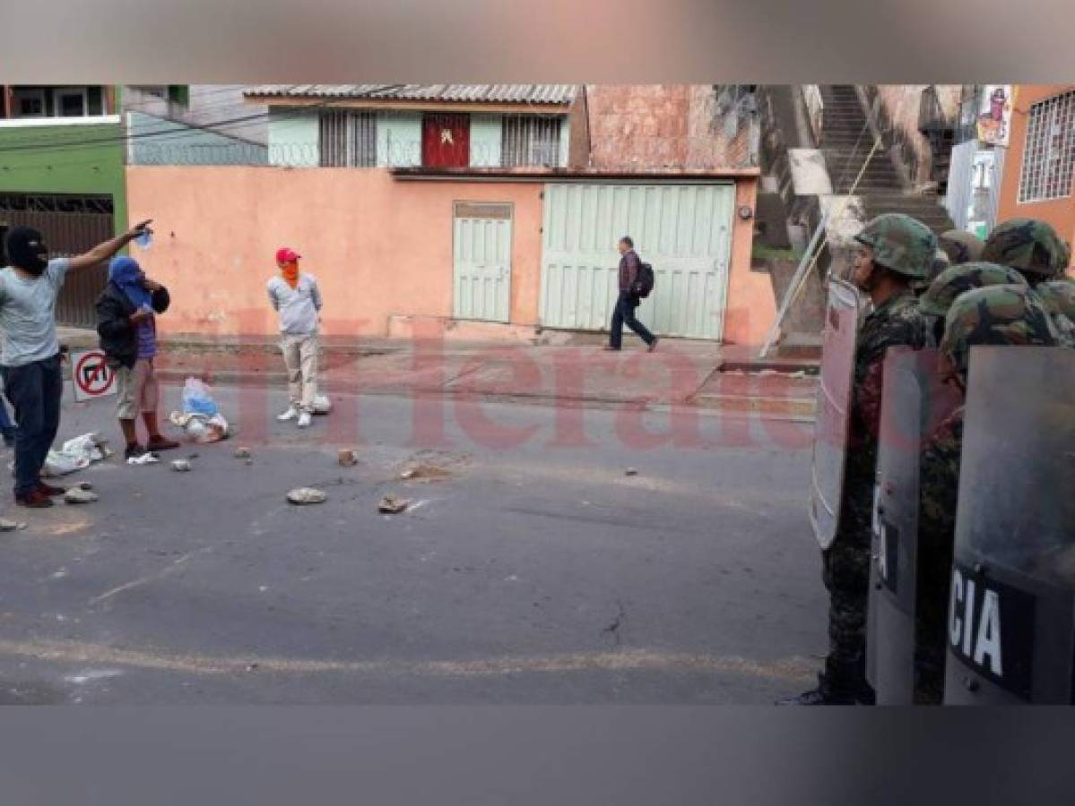 Policía Militar desaloja a manifestantes en Residencial Plaza de la capital