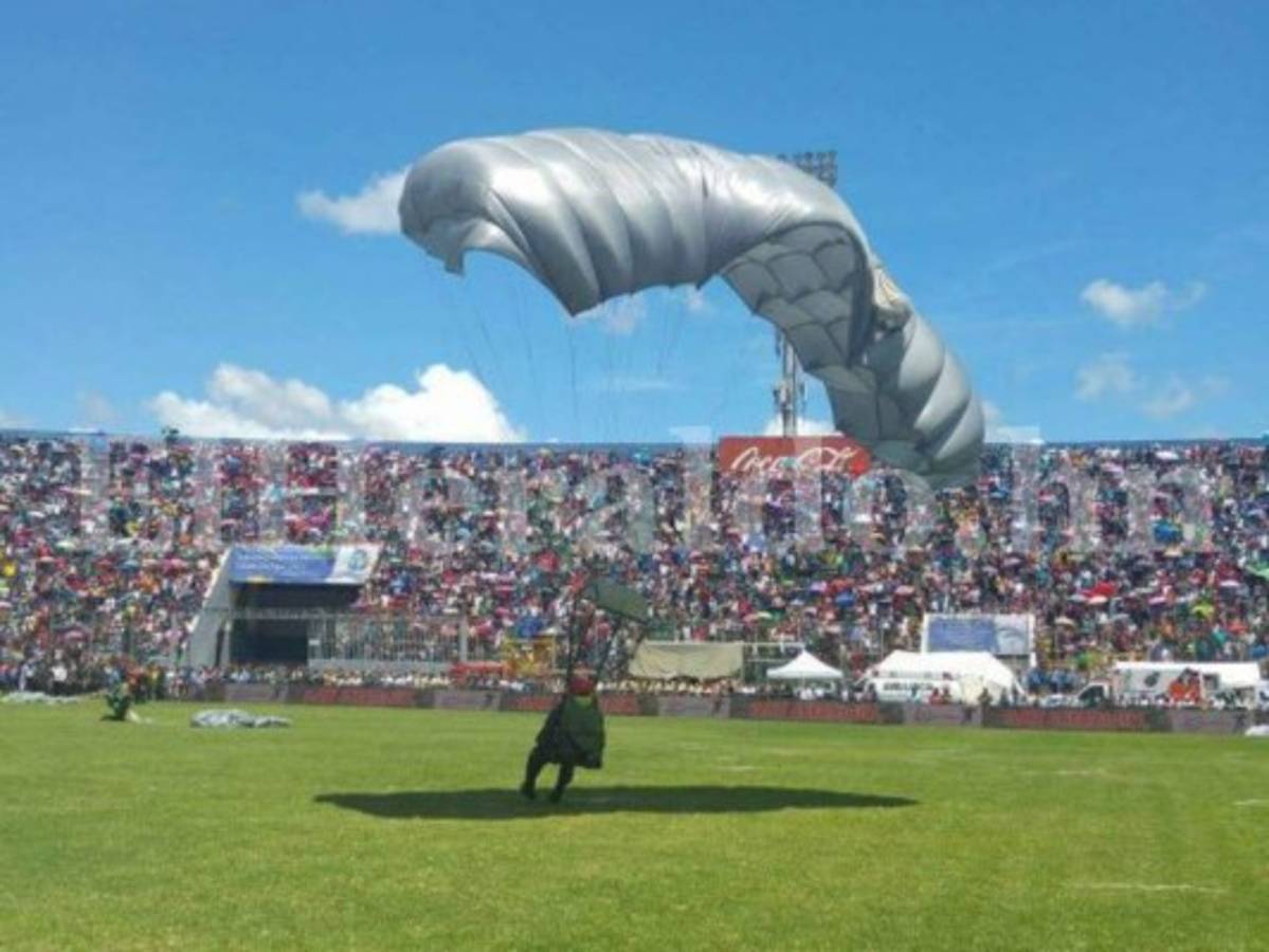 Paracaidistas y estrategias militares presentes en desfiles patrios 2016