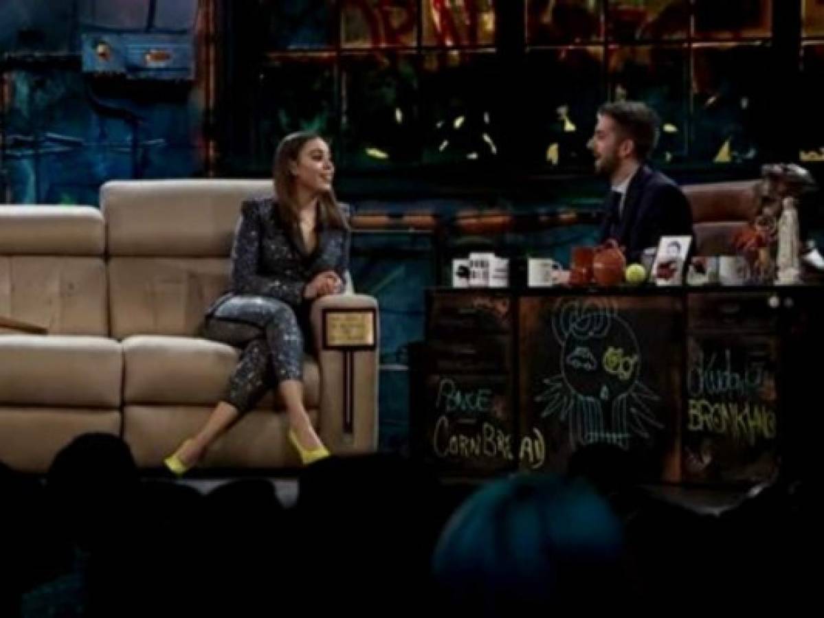 Danna Paola bebe tequila y rompe un sillón durante entrevista en España