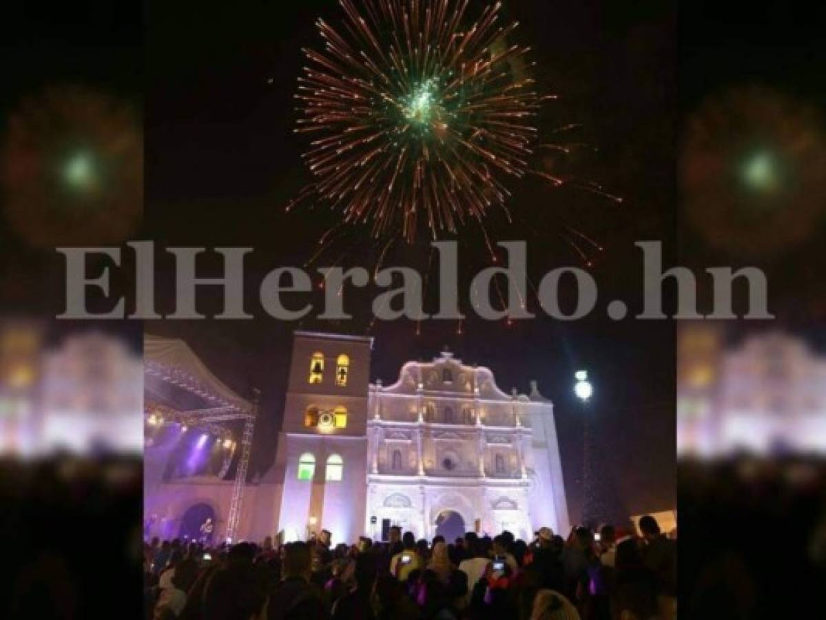 Comayagua recibió el 2017 con emocionante espectáculo de doce campanadas