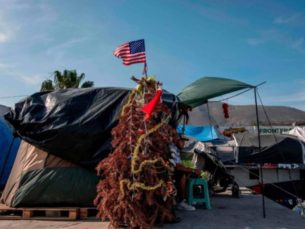 Migrantes celebran la Navidad en la frontera de Tijuana con Estados Unidos