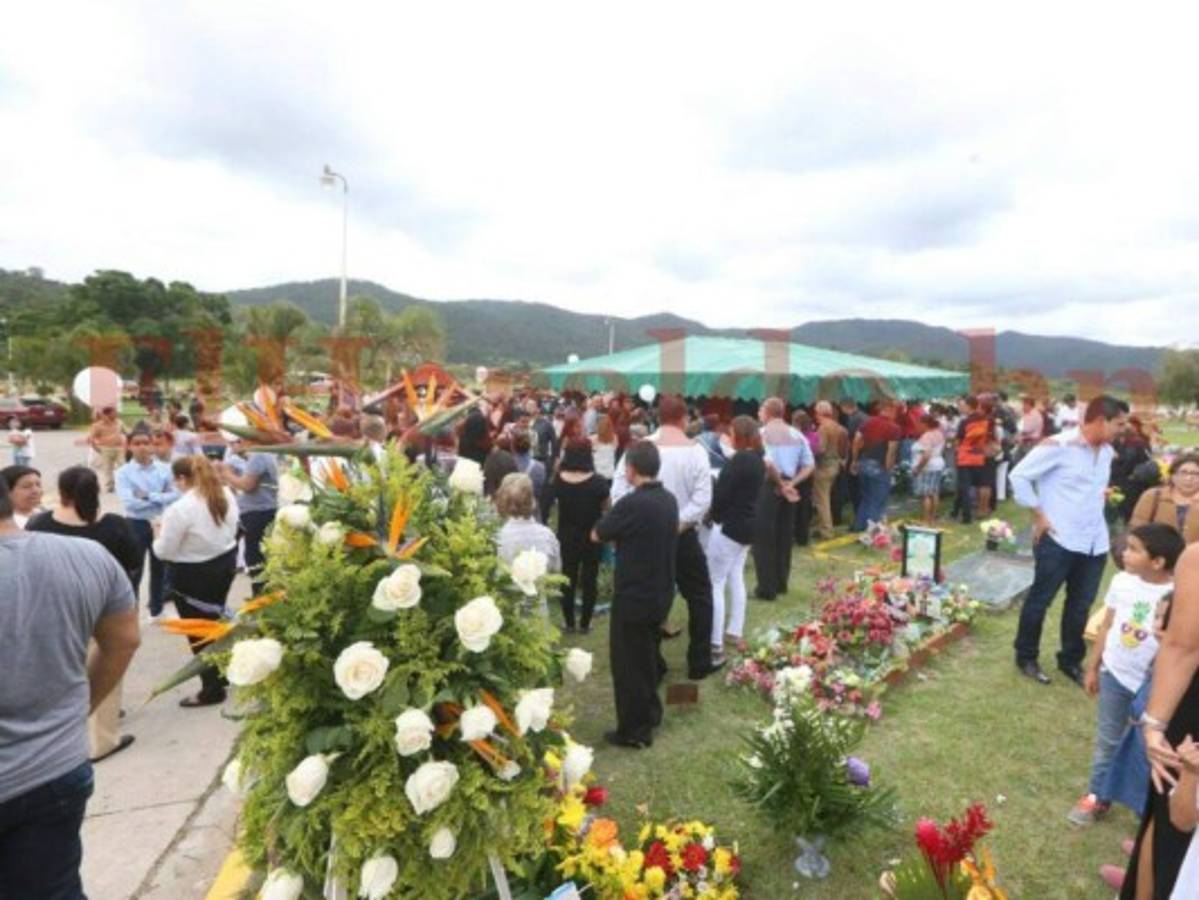 Un contingente militar resguardó la zona durante el triste sepelió (Foto: Johny Magallanes/ElHeraldo)