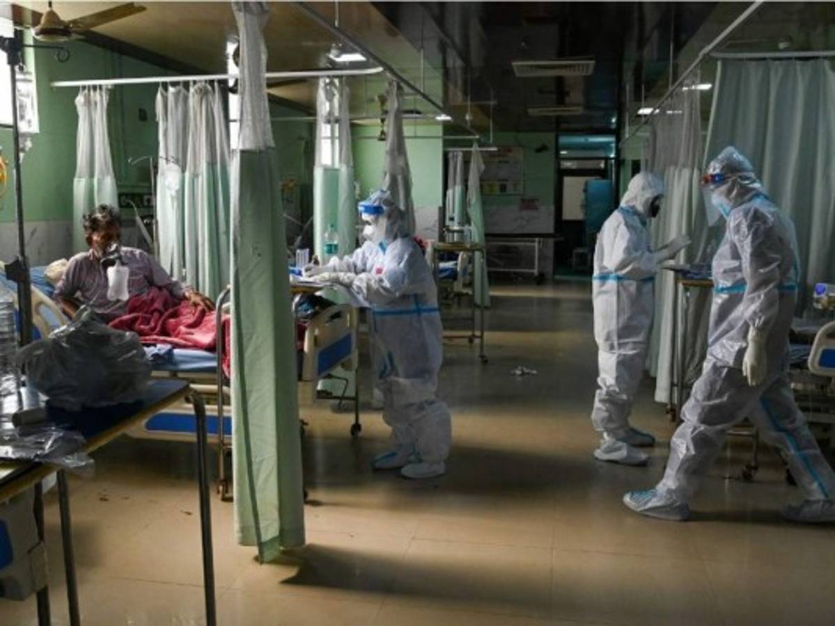 OPS dice que hospitales están 'peligrosamente llenos' y alerta sobre riesgo del covid para adultos jóvenes