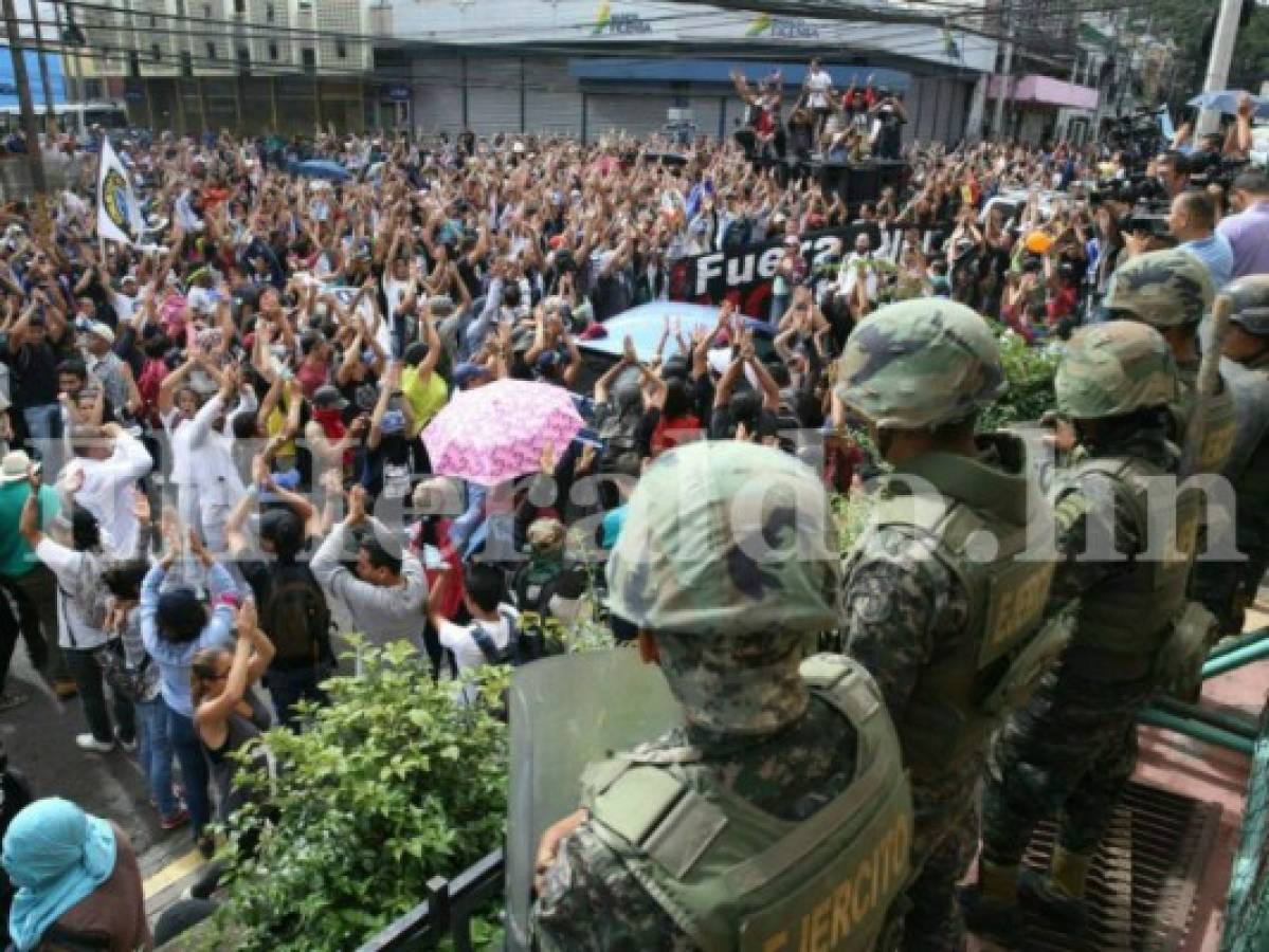 Los estudiantes llegaron hasta los bajos del Congreso Nacional. Foto Alex Pérez/EL HERALDO