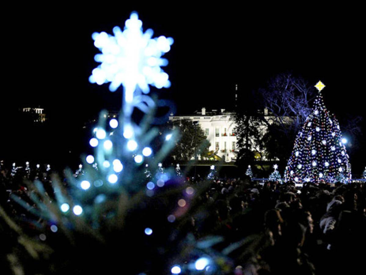 Los Obama iluminan árbol de Navidad